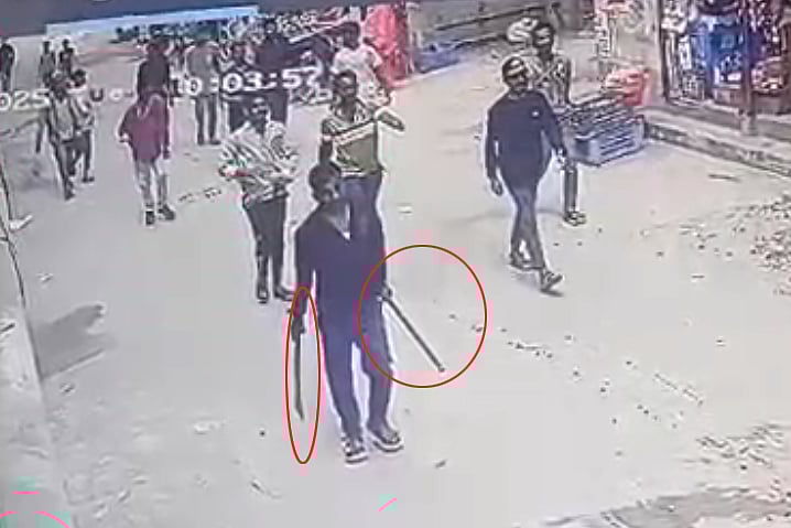 দুই হাতে ধারালো অস্ত্র নিয়ে শোডাউন মো. বাবু খান ওরফে টুন্ডা বাবুর