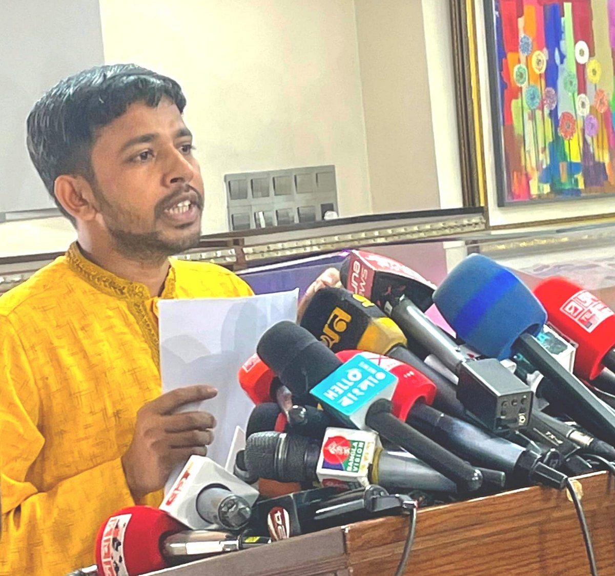 গণ অধিকার পরিষদের কেন্দ্রীয় দপ্তর সম্পাদক শাকিল উজ্জামান সাংবাদিকদের সঙ্গে কথা বলেন। ঢাকা, ০৩ জুলাই