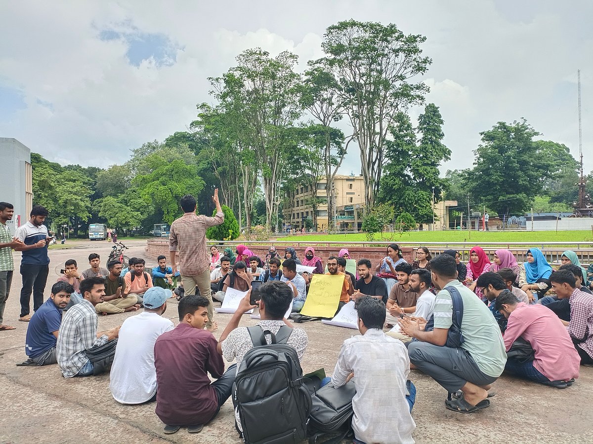 রাজশাহী বিশ্ববিদ্যালয়ে ফোকলোর বিভাগের নাম পরিবর্তনের নীতিগত সিদ্ধান্ত না হওয়ায় অনশনে বসেছেন শিক্ষার্থীরা। বৃহস্পতিবার দুপুরে বিশ্ববিদ্যালয়ের শহীদ শামসুজ্জোহা চত্বরের পাশে