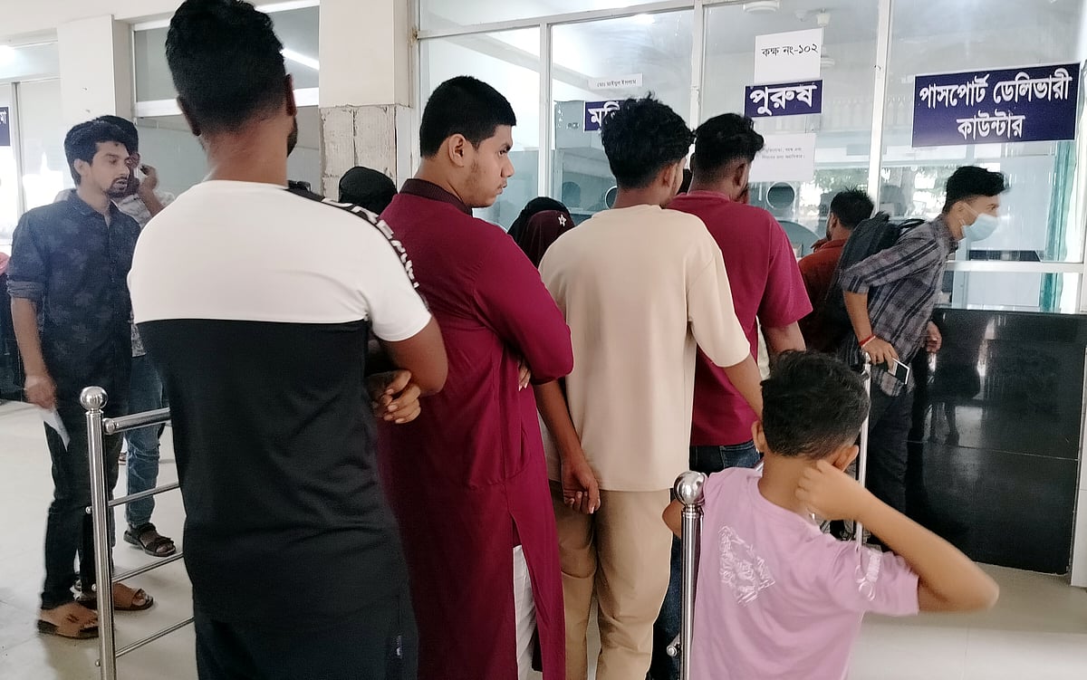 মানিকগঞ্জ আঞ্চলিক কার্যালয়ে পাসপোর্ট নিতে আসা সেবাপ্রার্থীদের সারি