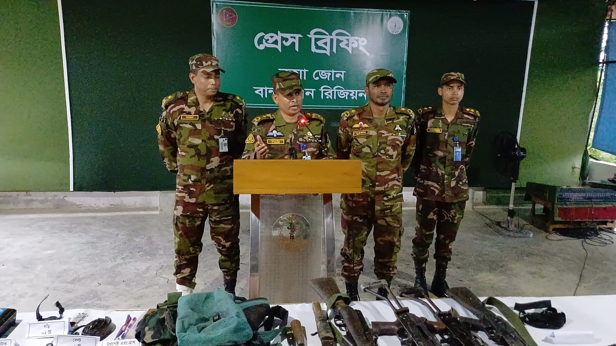 বান্দরবানের রুমায় অভিযানের পর সংবাদ সম্মেলনে বক্তব্য দেন রুমা জোনের অধিনায়ক লেফটেন্যান্ট কর্নেল আলমগীর হোসেন। বান্দরবানের রুমায় জোন কার্যালয়ে