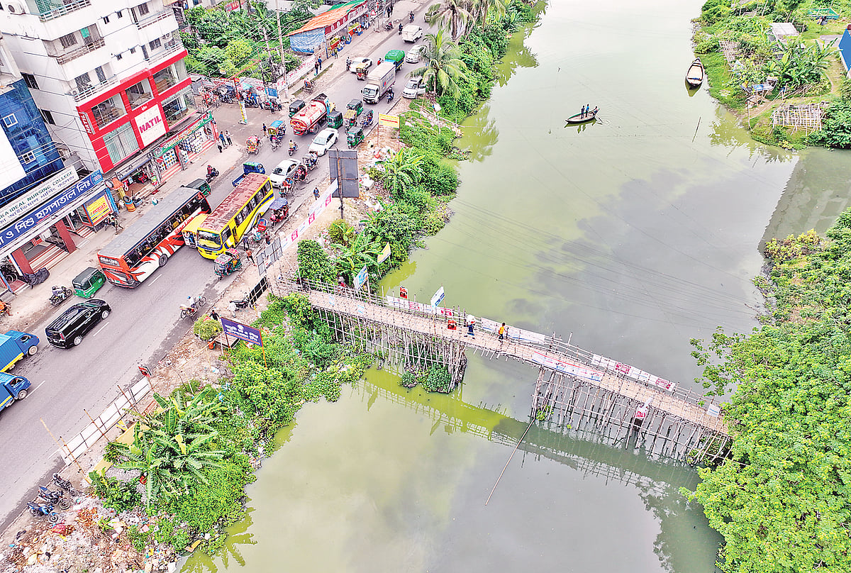 দুই পাশে আবাসিক এলাকা। মাঝে রামপুরা খাল। খালের ওপর বাঁশের সাঁকো দিয়ে চলাচল করেন দুই পাড়ের বাসিন্দারা। খোদ রাজধানীতে গ্রামীণ আবহের ছবিটি সম্প্রতি তোলা