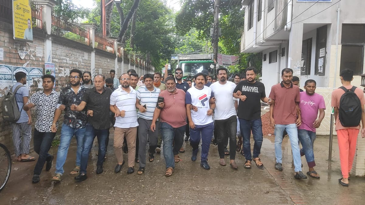 এ কে আজাদের বাসা থেকে বের হয়ে বিএনপির নেতা–কর্মীরা পাশে ভুমি কার্যালয়ের সামনে জড়ো হন। পরে মিছিল বের করা হয়। গত বৃহস্পতিবারের ছবি