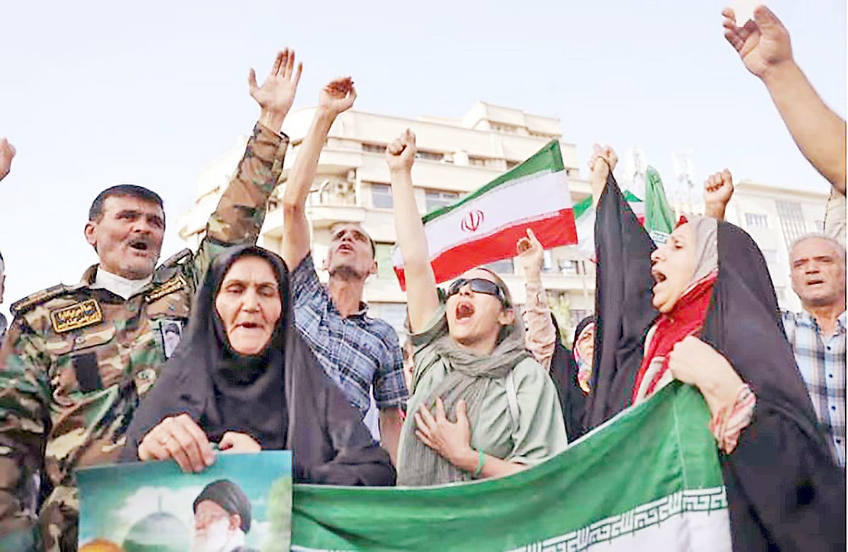 ইসরায়েল ও যুক্তরাষ্ট্রের হামলার প্রতিবাদে তেহরানে ইরানিদের বিক্ষোভ