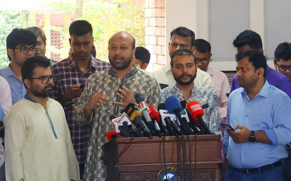 রাজধানীর ফরেন সার্ভিস একাডেমির দোয়েল হলে ঐকমত্য কমিশনের সঙ্গে আলোচনা শেষে সাংবাদিকদের সঙ্গে কথা বলেন এবি পার্টির সাধারণ সম্পাদক আসাদুজ্জামান ফুয়াদ