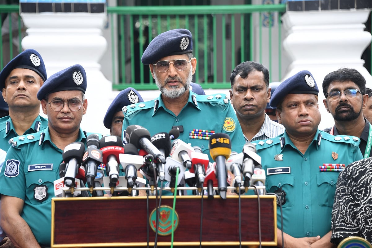 পবিত্র আশুরা ঘিরে নেওয়া নিরাপত্তা প্রস্তুতি সম্পর্কে আজ বৃহস্পতিবার সংবাদিকদের ব্রিফ করেন ডিএমপির ভারপ্রাপ্ত কমিশনার মো. সরওয়ার। ৩ জুলাই, ২০২৫