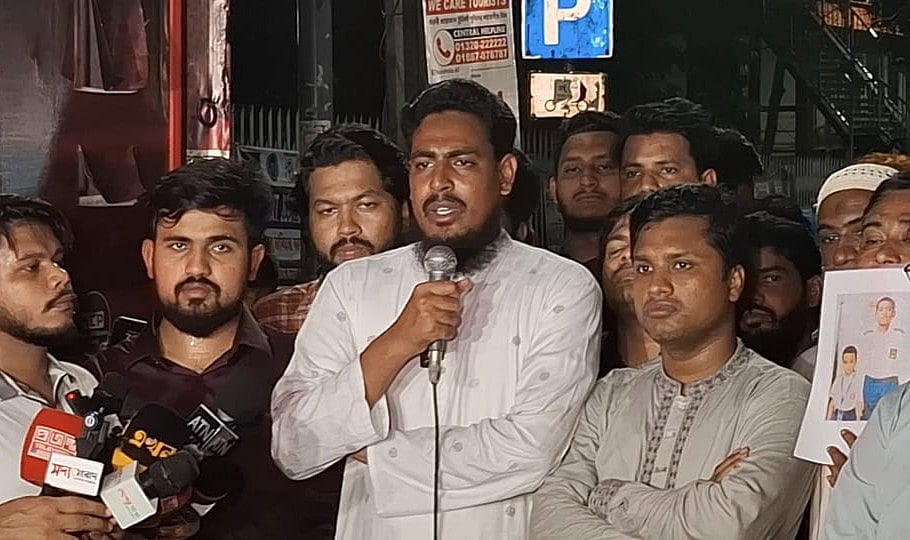 রাজধানীর শাহবাগে জাতীয় জাদুঘরের সামনে ‘জুলাই চিত্র প্রদর্শনীর’ উদ্বোধনের সময়ে সাংবাদিকদের সঙ্গে কথা বলেন জাতীয় নাগরিক পার্টির সদস্যসচিব আখতার হোসেন। ৩ জুলাই ২০২৫