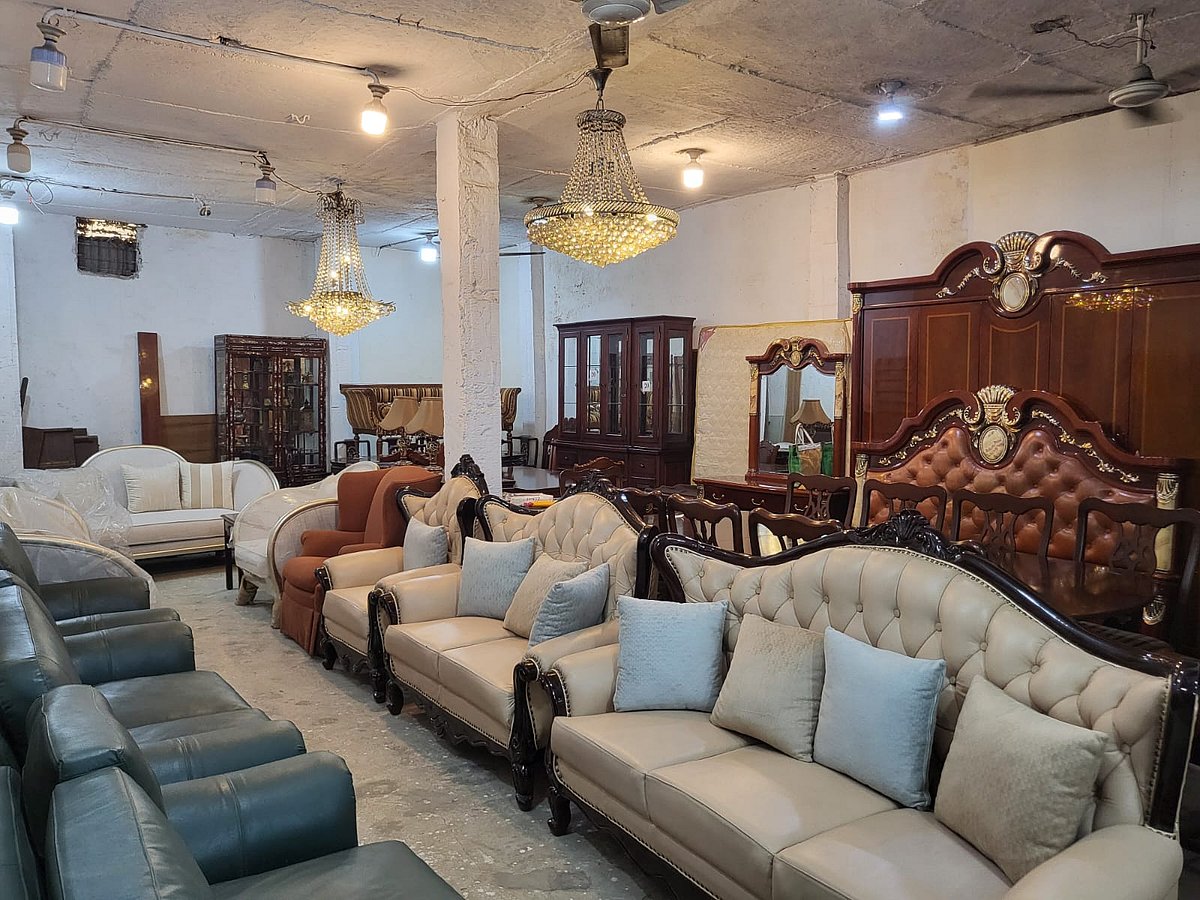 রাজধানীর বারিধারার জে ব্লকের বিসমিল্লাহ মার্কেটের আসবাবের দোকানে বিক্রির জন্য সাজিয়ে রাখা হয়েছে পুরোনো আসবাব। এসব আসবাবের দামও কম