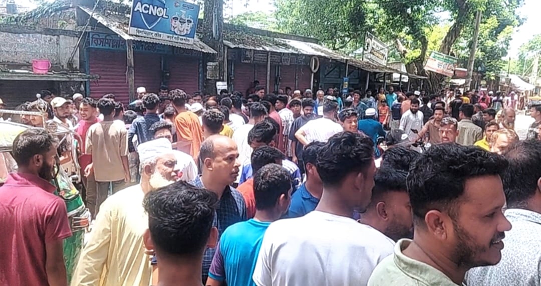 কুমিল্লার মুরাদনগরে পিটুনিতে নিহতদের বাড়ির সামনে লোকজনের ভিড়। আজ বৃহস্পতিবার দুপুরে উপজেলার কড়ইবাড়ি গ্রামে