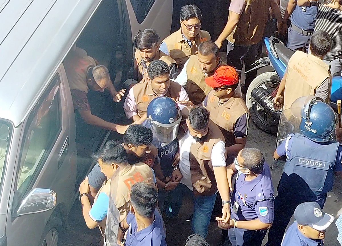 মাথায় পুলিশের হেলমেট পরিয়ে সাবেক সংসদ সদস্য নাঈমুর রহমানকে আদালতে নেওয়া হয়। আজ বৃহস্পতিবার বেলা সাড়ে তিনটার দিকে মানিকগঞ্জ আদালত প্রাঙ্গণে