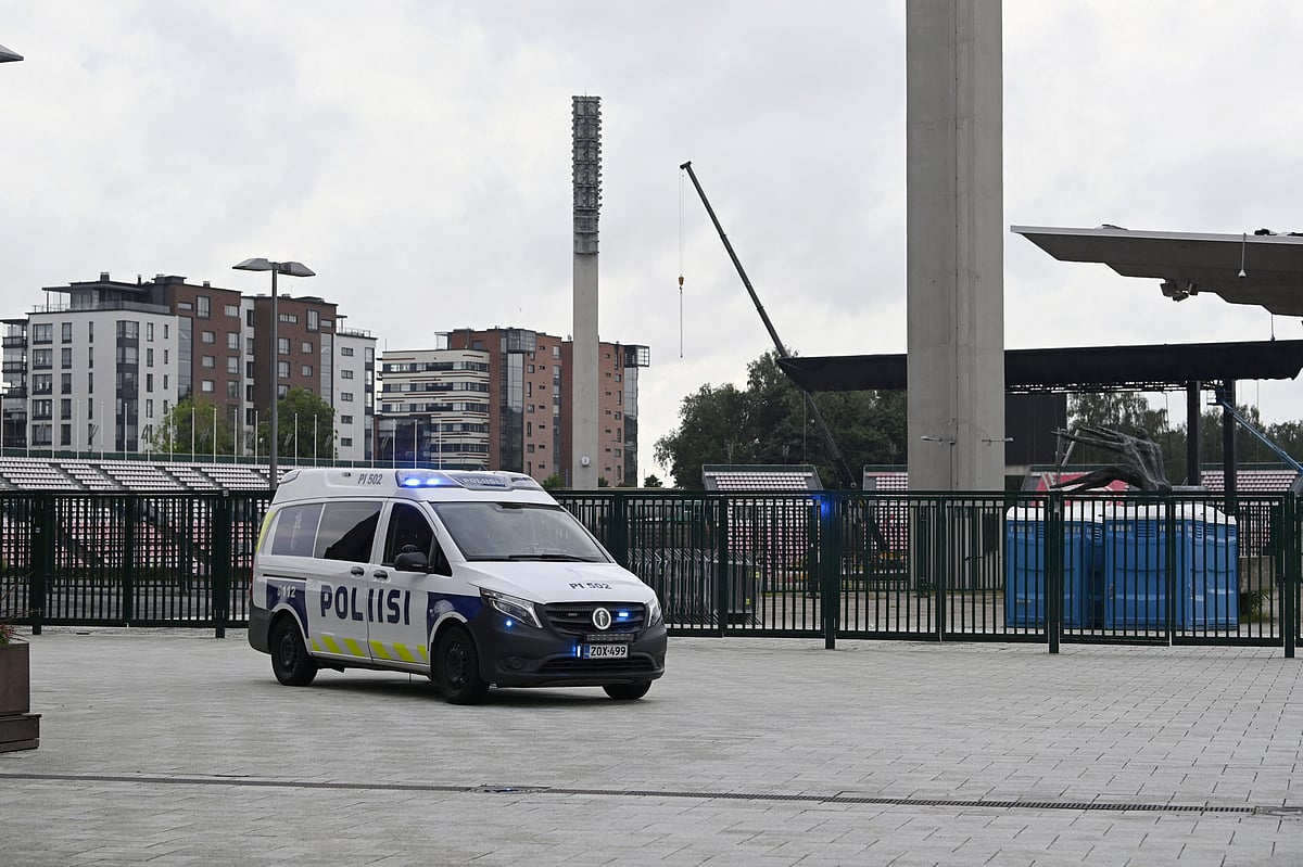 রাটিনা শপিং সেন্টারের বাইরে পুলিশের একটি গাড়ি। ফিনল্যান্ডের তাম্পেরে শহরে, ৩ জুলাই ২০২৫