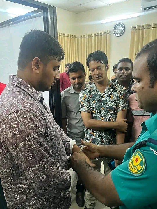 আটক শরিফুল ইসলাম সাজিদ বামে