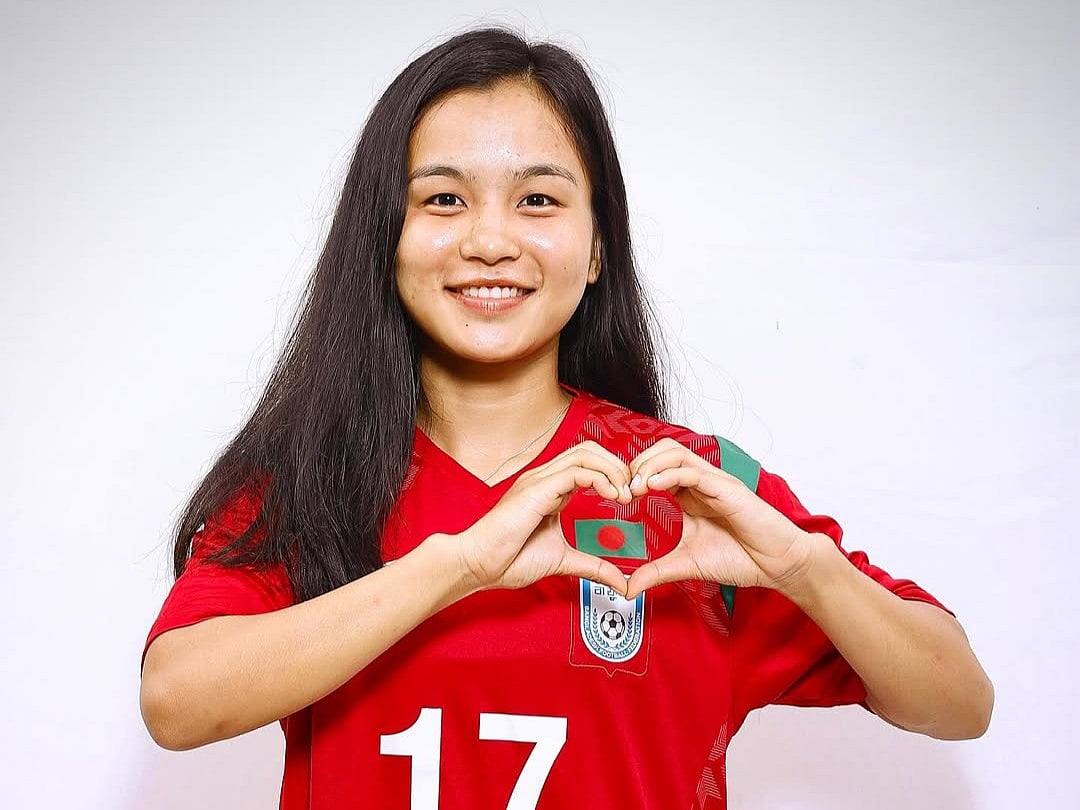 বাংলাদেশ নারী ফুটবল দলের তারকা ঋতুপর্ণা চাকমা
