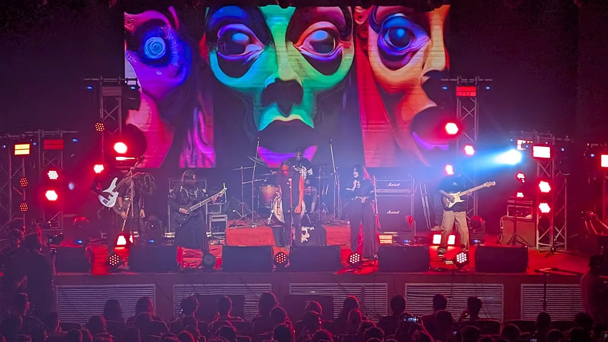 পারফরম্যান্স করছে রকসল্ট ব্যান্ড