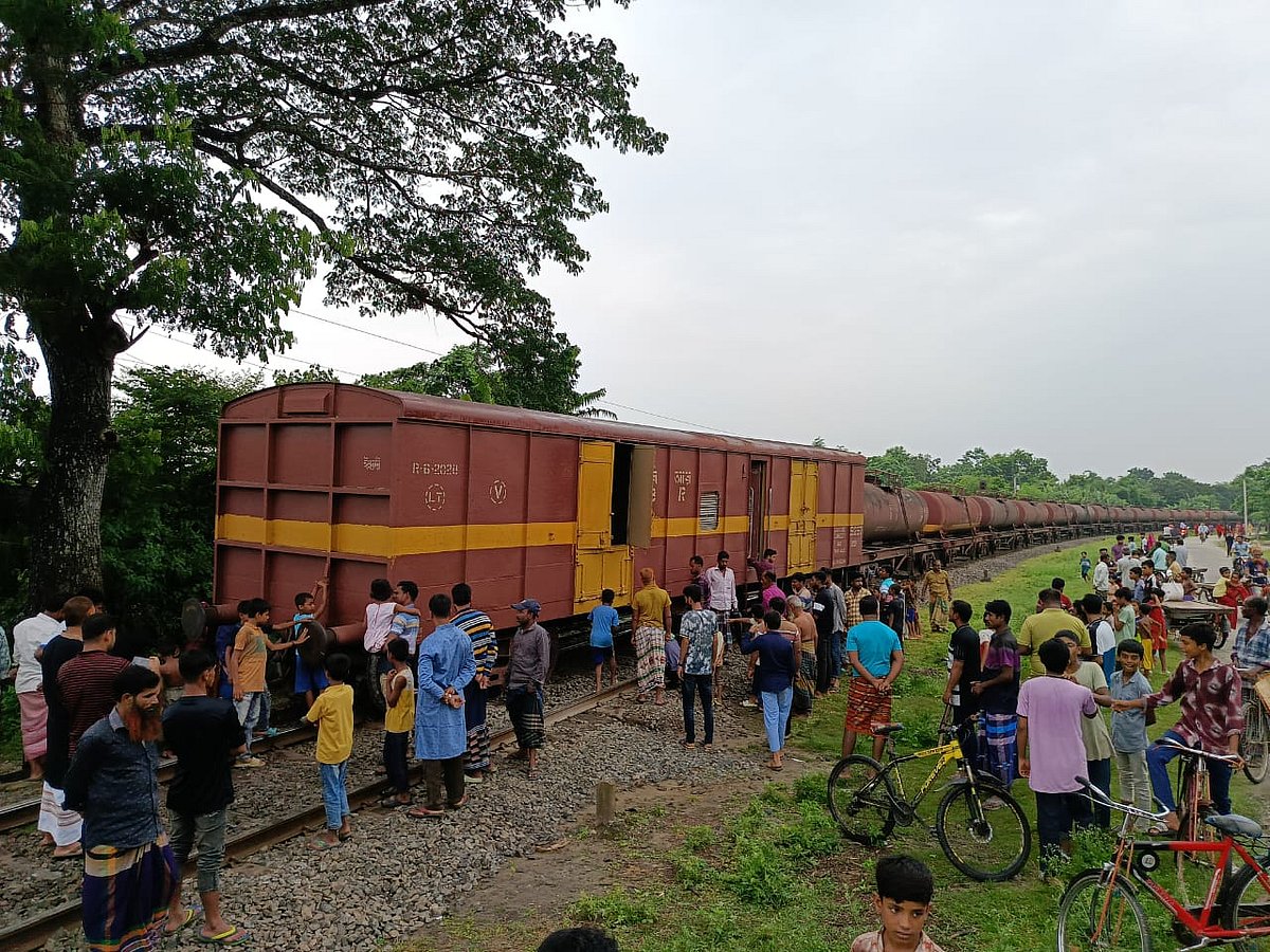 চুয়াডাঙ্গার জীবননগরে মালবাহী ট্রেনের গার্ড রেক লাইনচ্যুত। শুক্রবার বিকেলে উপজেলার উথলী রেলস্টেশনে