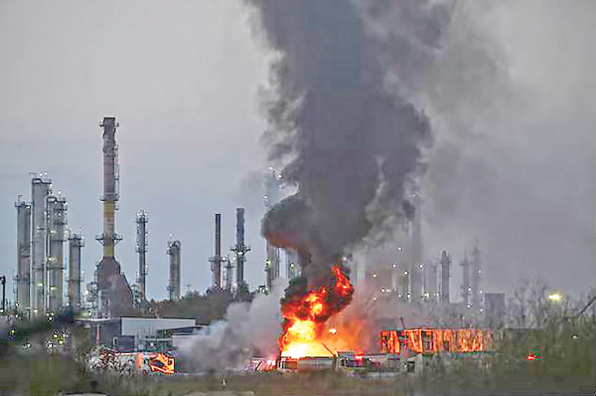 ইরানের ক্ষেপণাস্ত্র হামলায় ক্ষতিগ্রস্ত হাইফার তেল পরিশোধনাগার