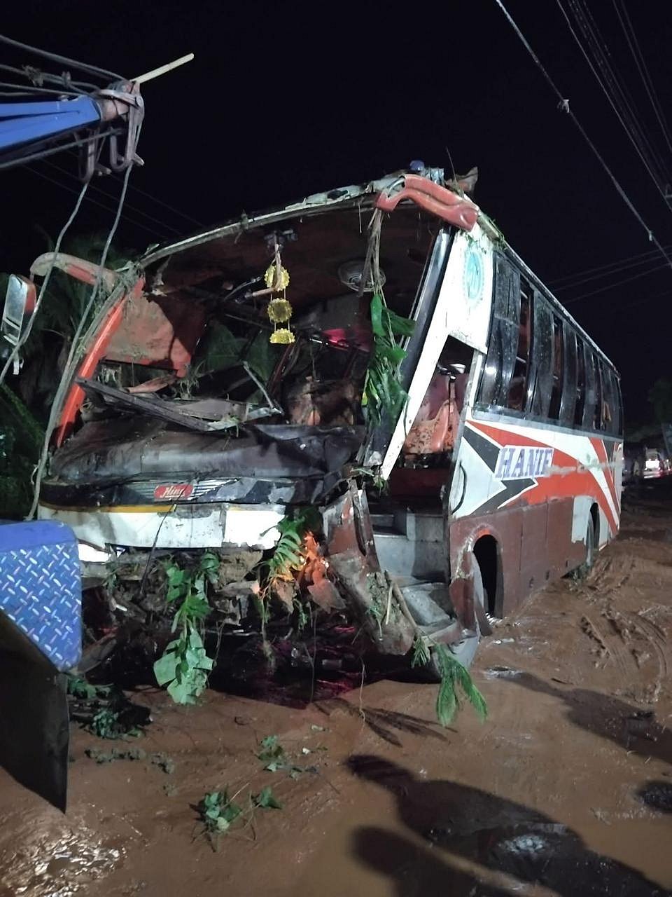 দুর্ঘটনা কবলিত বাসটিকে ক্রেন দিয়ে খাদ থেকে তোলা হয়। গতকাল বৃহস্পতিবার রাত আড়াইটার দিকে
