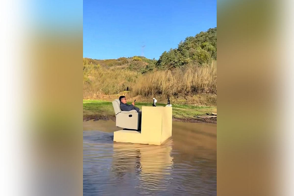 নিজের তৈরি একটি উভচর গাড়িতে শুয়ে আছেন গু ইউপেং