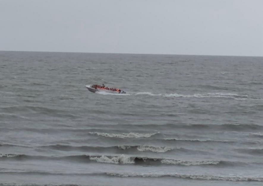 উত্তাল সাগরে ঝুঁকি নিয়ে চলছে স্পিডবোট। আজ বিকেল সোয়া চারটার দিকে চট্টগ্রামের সীতাকুণ্ডের বাঁশবাড়িয়া ইউনিয়নের বোয়ালিয়াকুল সাগর উপকূলে