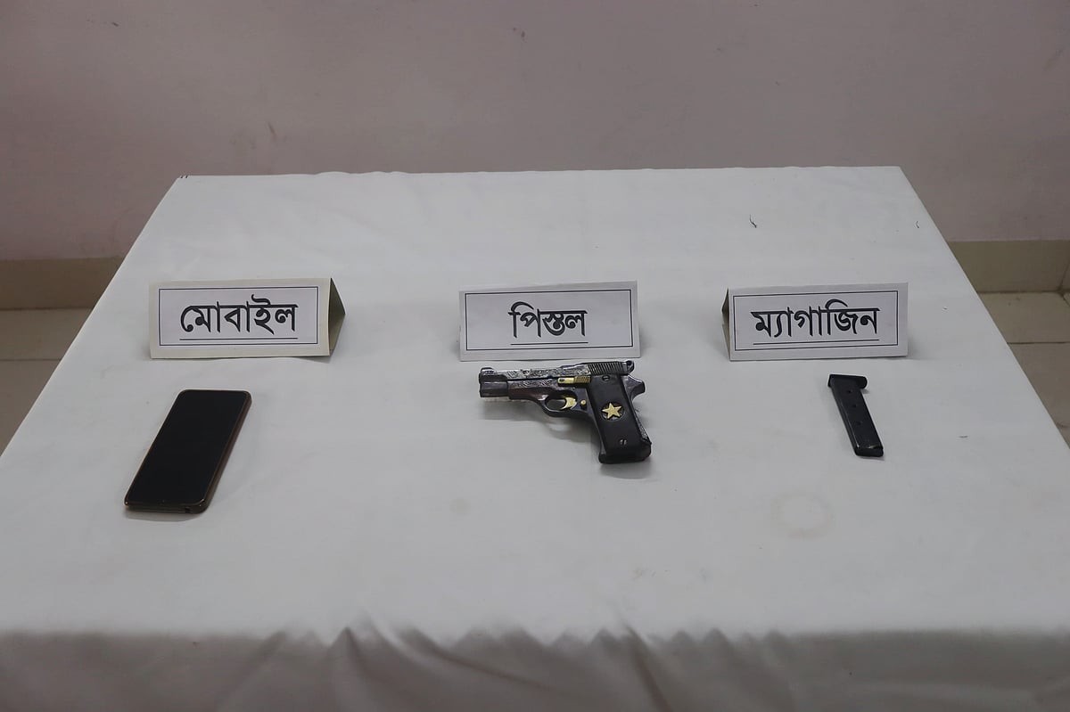 উদ্ধারকৃত আগ্নেয়াস্ত্র ও ম্যাগাজিন