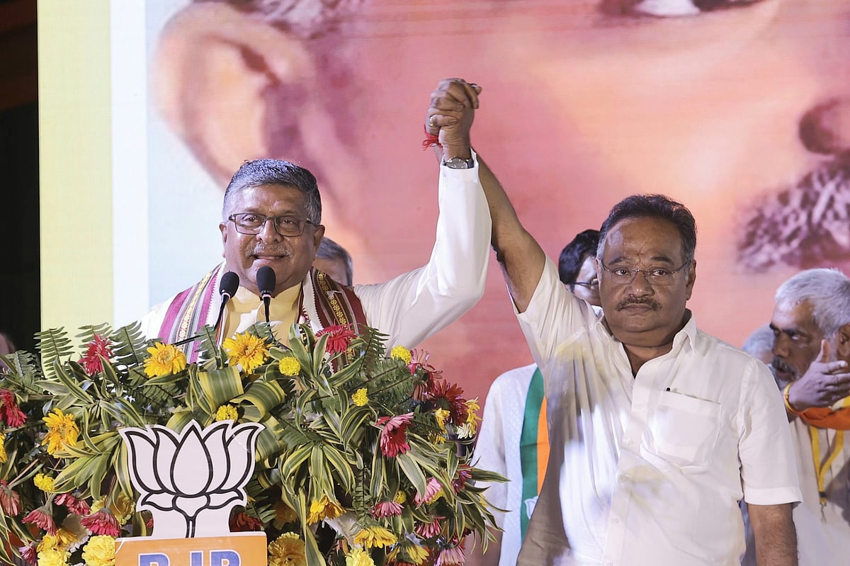 পশ্চিমবঙ্গের সায়েন্স সিটি প্রাঙ্গণে আয়োজিত অনুষ্ঠানে বিজেপির নতুন সভাপতি শমীক ভট্টাচার্যকে পরিচয় করিয়ে দেওয়া হচ্ছে—৩ জুলাই, কলকাতা