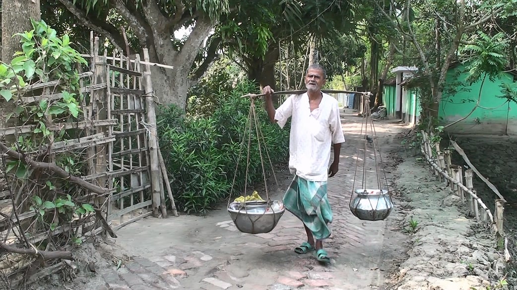 কলারোয়া উপজেলার কয়লা ইউনিয়নের ঘোষপাড়ার শংকর ঘোষ কাঁধে হাঁড়িভর্তি সন্দেশ নিয়ে হেঁটে গ্রামে গ্রামে বিক্রি করেন। শুক্রবার সকালে