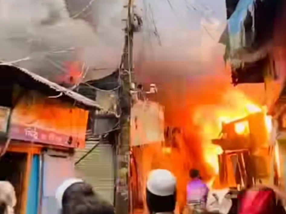 নরসিংদী সদর উপজেলার মাধবদী বাজারের একটি দোকান থেকে মুহূর্তে পাশের কয়েকটি ব্যবসাপ্রতিষ্ঠানে আগুন ছড়িয়ে পড়ে। আজ ভোরে বাজারটির মুড়িপট্টি এলাকায়