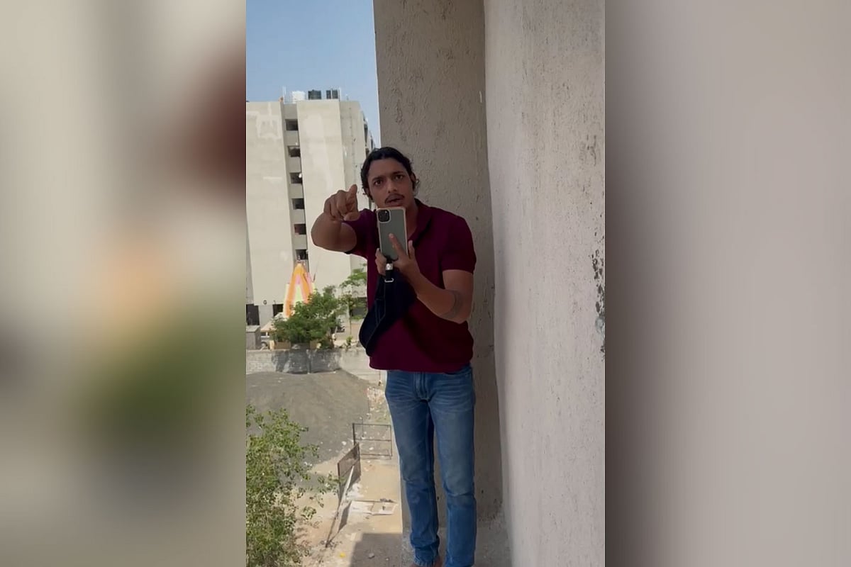 ভবনের পাঁচতলার কার্নিশে দাঁড়িয়ে লাফ দেওয়ার হুমকি দেন আসামি অভিষেক