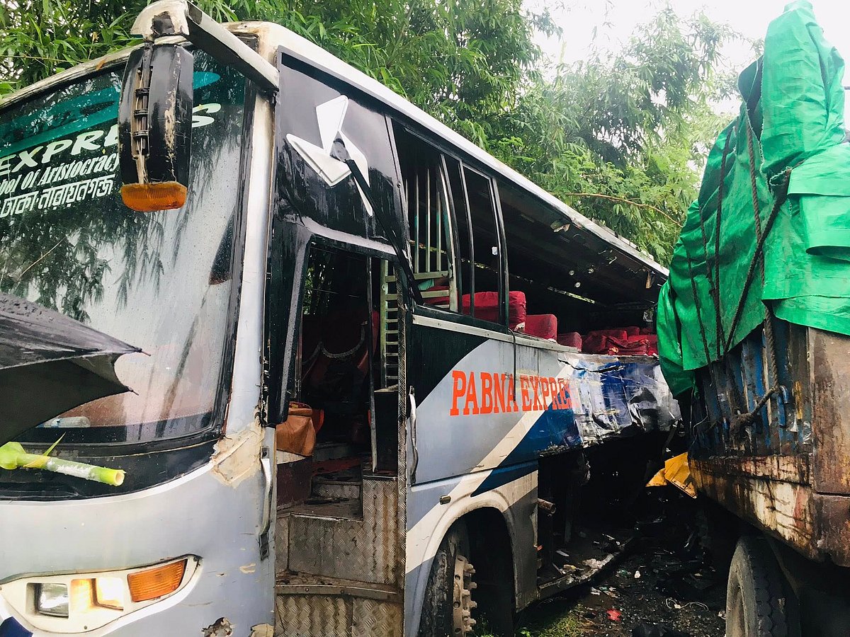 পাবনার সাঁথিয়া উপজেলায় দুর্ঘটনাকবলিত বাস ও ট্রাক। আজ শুক্রবার সকালে ঢাকা-পাবনা মহাসড়কের সাঁথিয়া উপজেলার বনগ্রাম পূর্বপাড়ায়