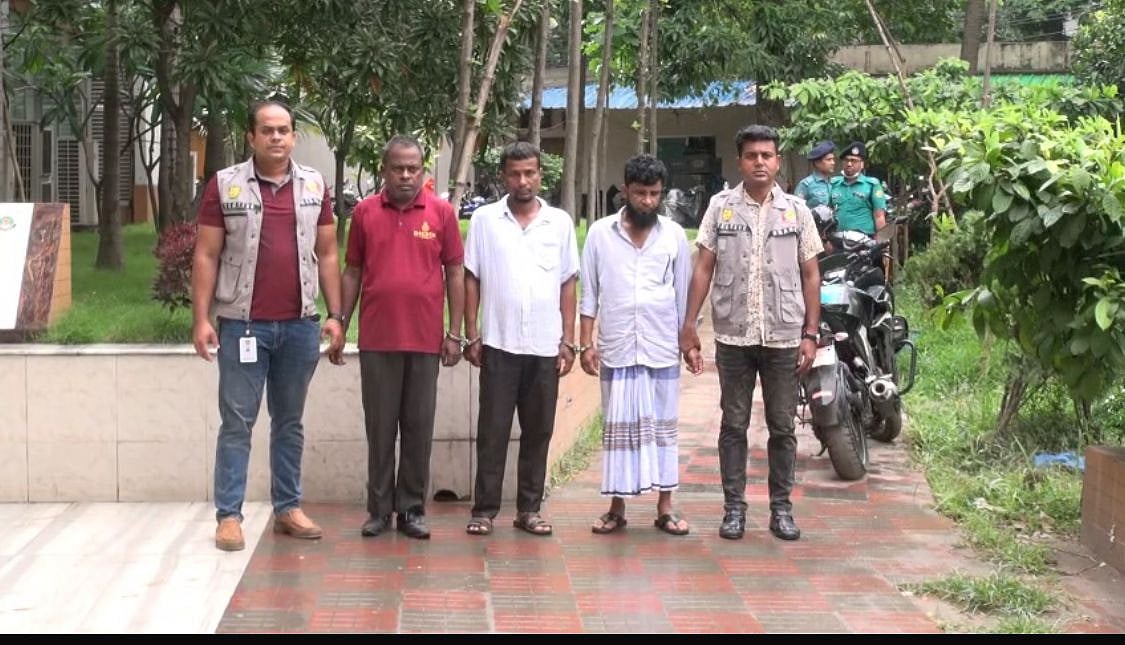 গ্রেপ্তার প্রতারক চক্রের সদস্যরা