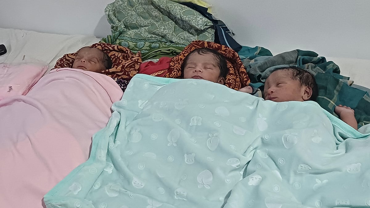 পাশাপাশি শুয়ে আছে একসঙ্গে জন্ম নেওয়া তিন কন্যাসন্তান। শুক্রবার বিকেলে নড়াইলের লোহাগড়া উপজেলার একটি বেসরকারি হাসপাতালে
