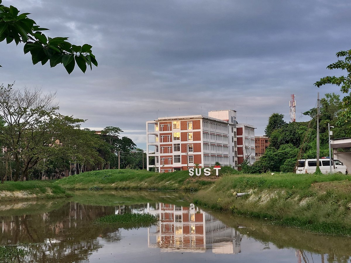 জুলাই অভ্যুত্থানে শহীদ শাহজালাল বিজ্ঞান ও প্রযুক্তি বিশ্ববিদ্যালয়ে ছাত্র রুদ্র সেনের স্মরণে ক্যাম্পাসের ফুডকোর্ট–সংলগ্ন নির্মিত নতুন লেক। সম্প্রতি তোলা