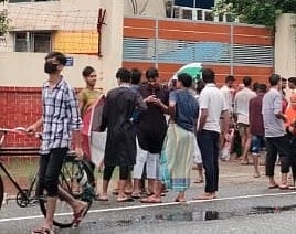 কারখানার পেছনের ডোবায় লাশ পাওয়া যাওয়ায় বিক্ষুব্ধ লোকজন কারখানায় ভাঙচুর করেন। শুক্রবার দুপুরে