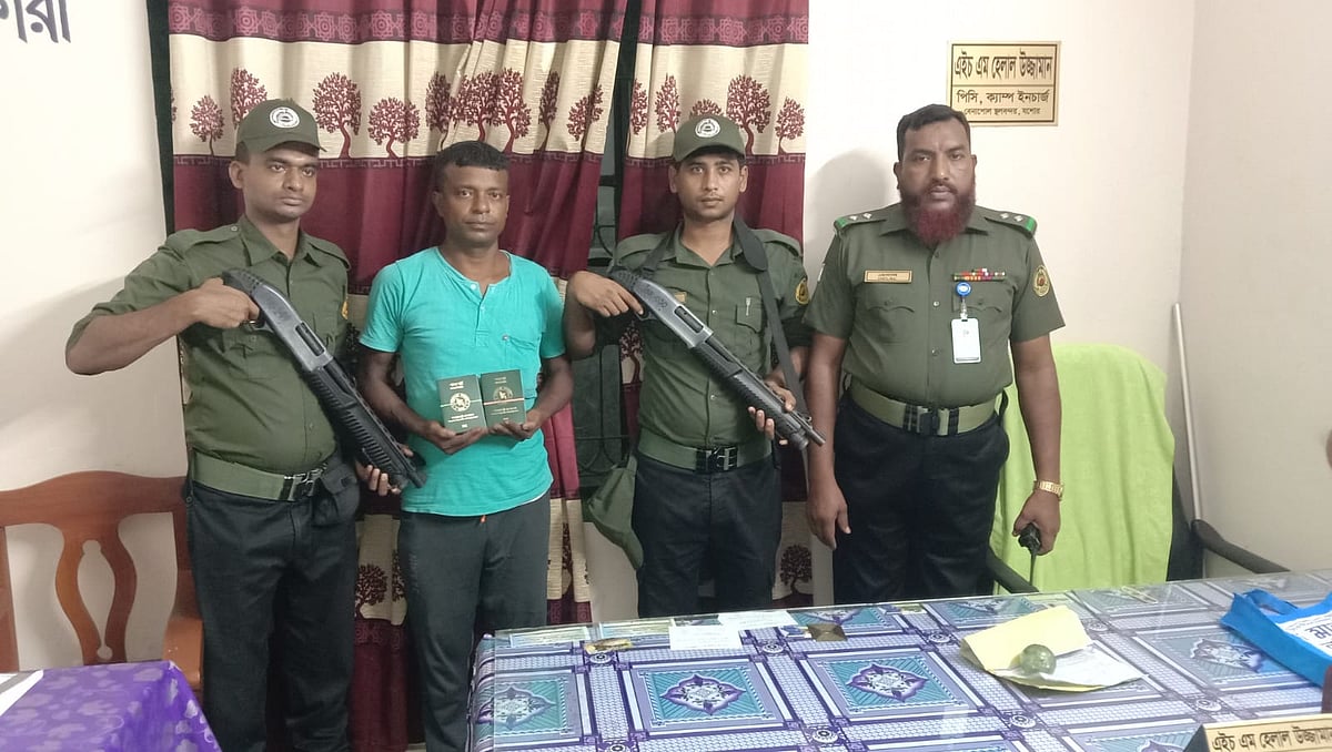 যশোরের বেনাপোল স্থলবন্দরের কার্গো ভেহিকেল টার্মিনালের গেট থেকে ২০টি বাংলাদেশি পাসপোর্টসহ ভারতের এক ট্রাকচালকে আটক করা হয়েছে