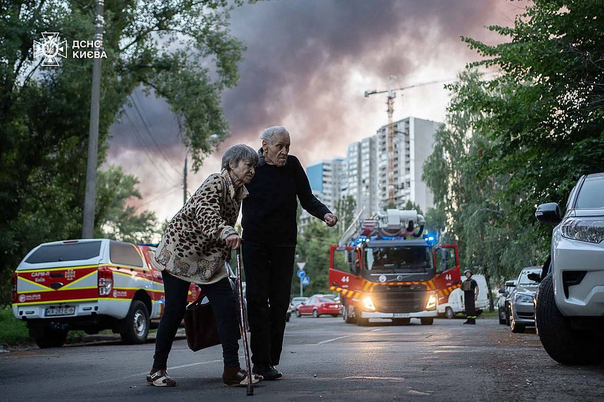 ইউক্রেনের রাজধানী কিয়েভে হামলা চালিয়েছে রাশিয়া। আকাশ ছেয়ে গেছে ধোঁয়ায়। আতঙ্কে ছুটে চলেছেন প্রবীণ এক দম্পতি। গতকাল কিয়েভে