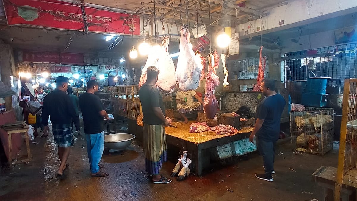 কোরবানির ঈদের পর চট্টগ্রামে গরুর মাংসের চাহিদা কমেছিল। এখন আবারও চাহিদা বাড়তে শুরু করেছে। আজ সকালে নগরের বহদ্দারহাট বাজারে