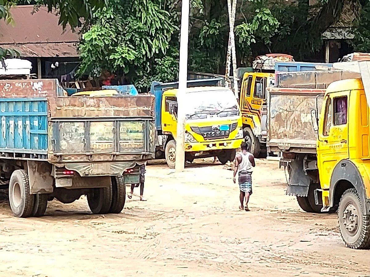 সিলেটে আজ সকাল থেকে পণ্যবাহী যানবাহনের চলাচল বন্ধ রাখা হয়। আজ সকালে জৈন্তাপুরের ফেরিঘাট এলাকায়