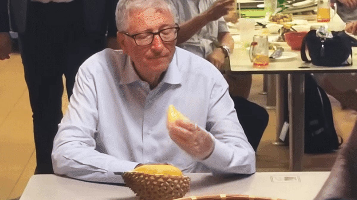 সিঙ্গাপুরের নিউটন ফুড সেন্টারে ডুরিয়ান খাচ্ছেন বিল গেটস