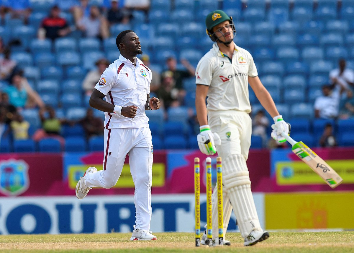 আউট হওয়ার পর ফিরছেন কনস্টাস