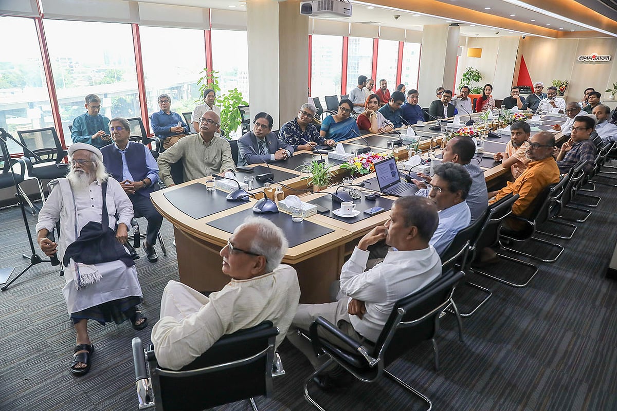 মতবিনিময় সভায় প্রথম আলো সম্পর্কে একটি উপস্থাপনা দেখছেন লেখক ও বিশিষ্ট নাগরিকেরা। শনিবার রাজধানীর কারওয়ান বাজারে প্রথম আলো কার্যালয়ে