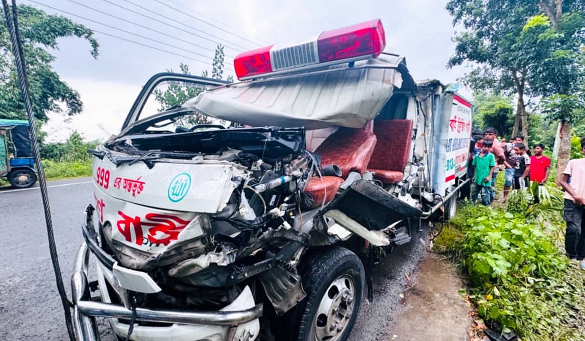 দুর্ঘটনাকবলিত লাশবাহী অ্যাম্বুলেন্স। শনিবার বিকেলে কুমিল্লার চৌদ্দগ্রামের বাতিসায়