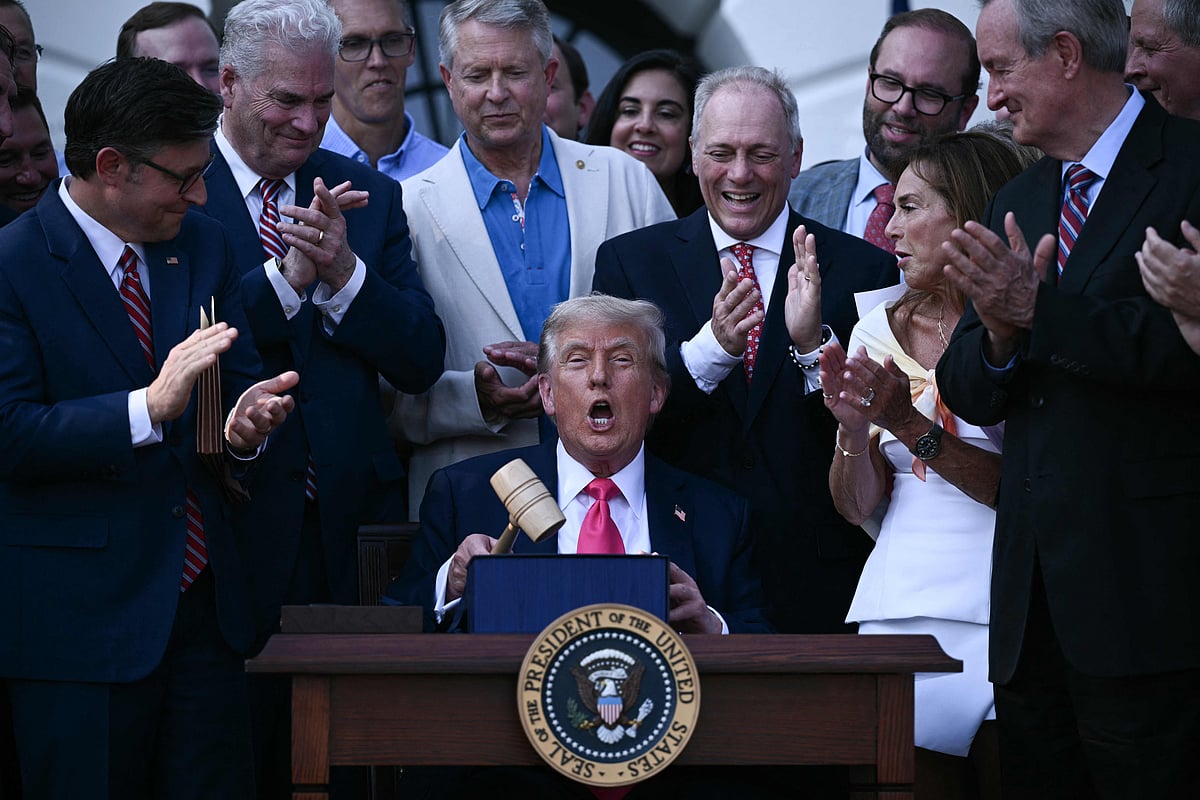 ‘বিগ বিউটিফুল বিল অ্যাক্ট’-এ সই করার পর গ্যাভেল বা বিচারকের হাতুড়ি উঁচিয়ে ধরেন মার্কিন প্রেসিডেন্ট ডোনাল্ড ট্রাম্প। হোয়াইট হাউসে স্বাধীনতা দিবস উপলক্ষে আয়োজিত অনুষ্ঠানে, ৪ জুলাই ২০২৫