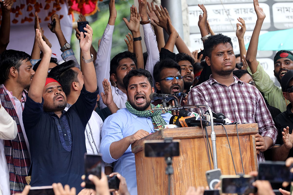 বগুড়া শহরের সাতমাথার মুক্তমঞ্চে জুলাই পদযাত্রা শেষে এক পথসভায় বক্তব্য দেন নাহিদ ইসলাম। আজ শনিবার