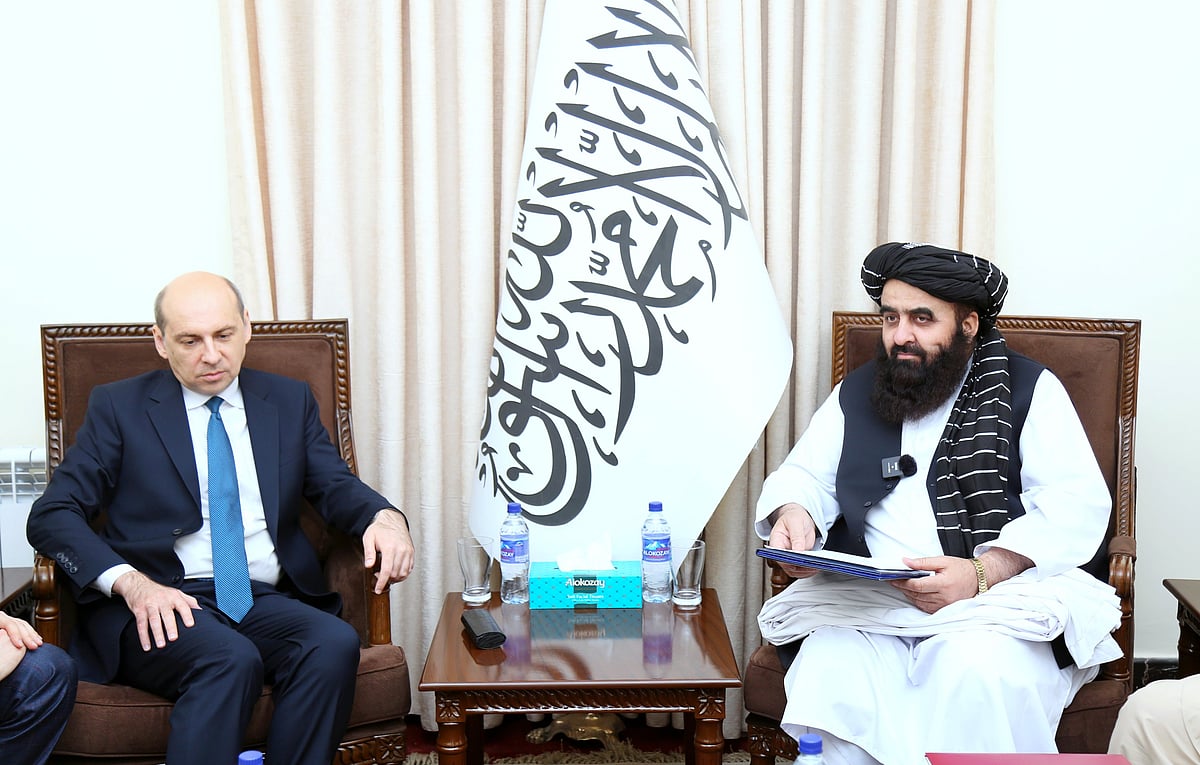 আফগানিস্তানে এক বৈঠকে রুশ রাষ্ট্রদূত দিমিত্রি ঝিরনভ (বাঁয়ে) ও আফগান পররাষ্ট্রমন্ত্রী আমির খান মুত্তাকি (ডানে)