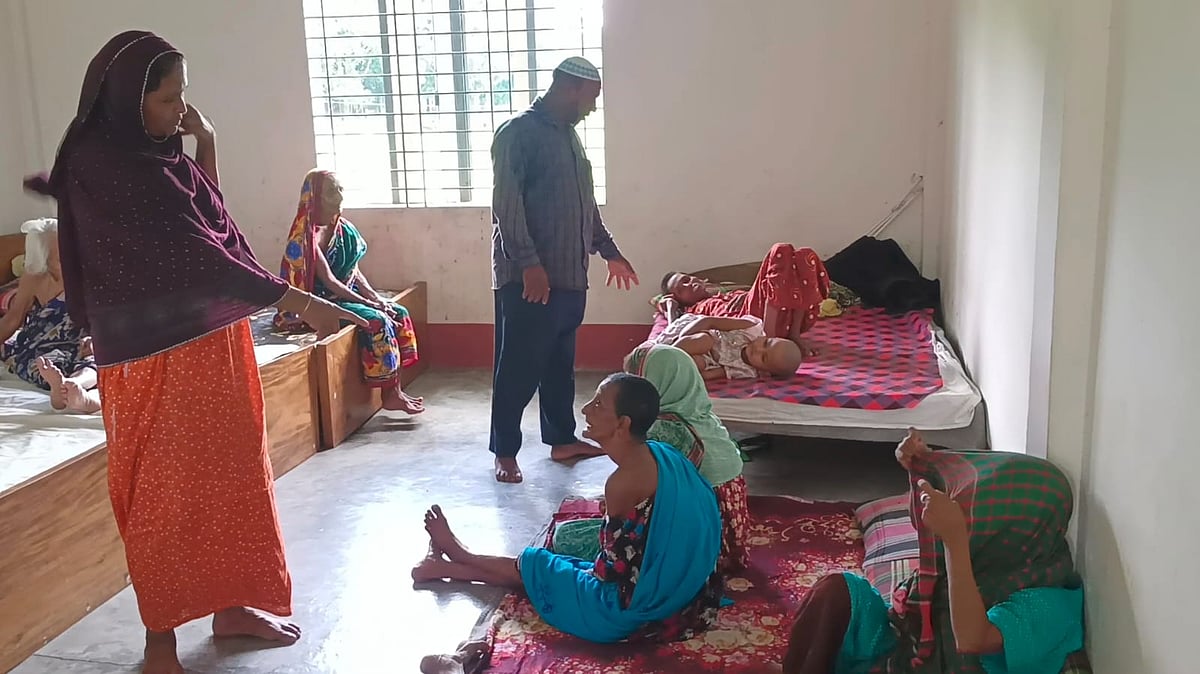 ময়মনসিংহের নান্দাইলের চরকামটখালী প্রত্যন্ত গ্রামে গড়ে তোলা ‘মাতৃছায়া সমাজকল্যাণ সংস্থা ও বৃদ্ধ আশ্রয়কেন্দ্রে’ বৃদ্ধ–বৃদ্ধাদের পরিচর্যা করেন রফিকুল ইসলাম ও তাঁর স্ত্রী কল্পনা আক্তার। সম্প্রতি তোলা