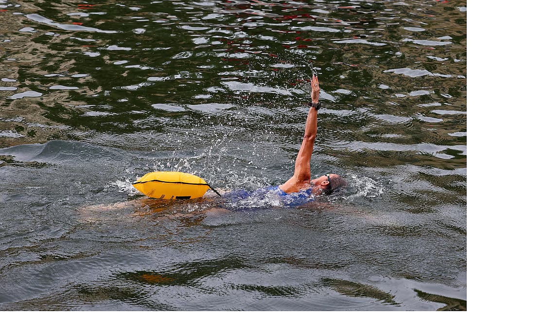 সেন নদীতে মনের আনন্দে সাঁতার কাটছেন এক ব্যক্তি। ফ্রান্সের রাজধানী প্যারিসে, সেন নদীর ব্রা মারি জায়গায়, ৫ জুলাই ২০২৫