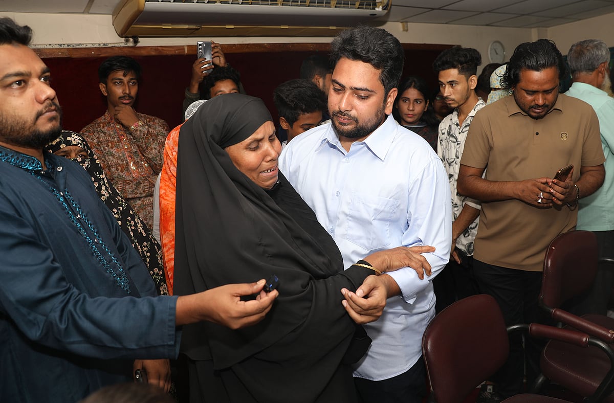 জুলাই শহীদ পরিবার ও আহতদের স্বজনদের সঙ্গে কথা বলছেন নাহিদ ইসলাম। পর্যটন মোটেল , বগুড়া, ৫ জুলাই