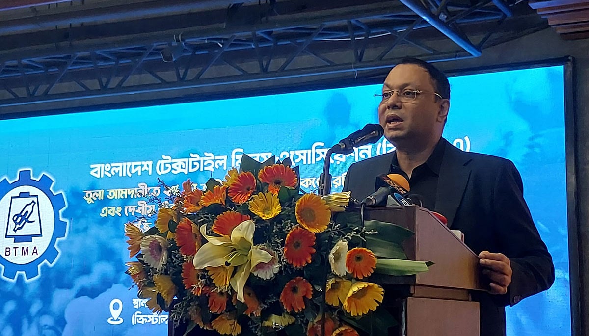 সংবাদ সম্মেলনে বক্তব্য রাখছেন। বিটিএমএ সভাপতি শওকত আজিজ রাসেল