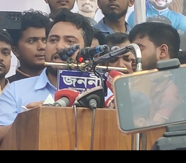 পথসভায় বক্তব্য দিচ্ছেন এনসিপির আহ্বায়ক নাহিদ ইসলাম। আজ শনিবার বিকেলে জয়পুরহাট শহরের শহীদ ডা. আবুল কাশেম ময়দানে