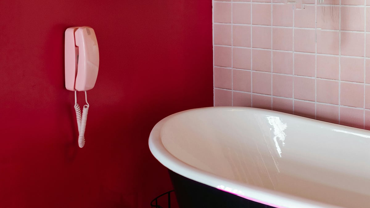 পাঁচ তারকা হোটেলের বাথরুমে টেলিফোন দেখে অবাক হবেন না